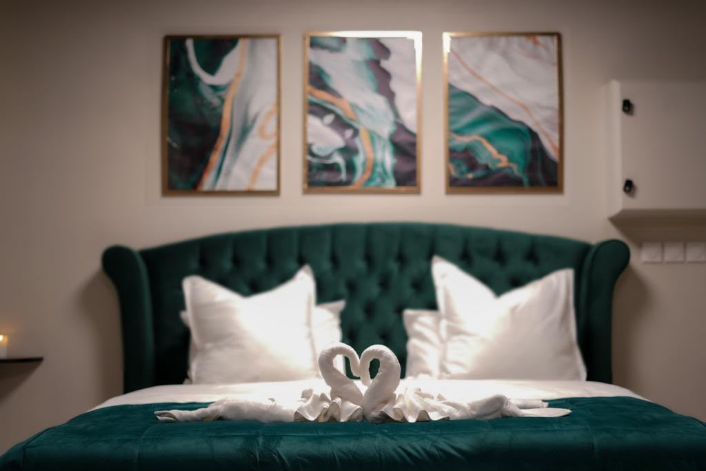 suite-romantique-tete-lit-velours-valenciennes.jpg